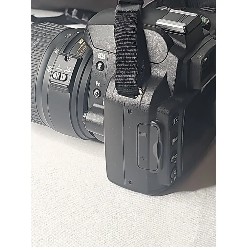 Nikon D40 Digital DSLR Camera w/ AF-S Nikkor 18-55 MM 1:3.5-5.6G & Charger 4911